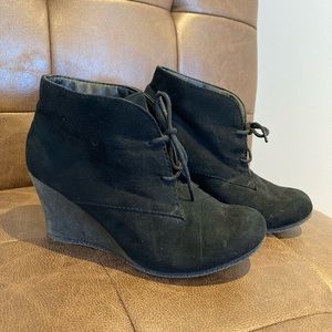 Black heeled boots